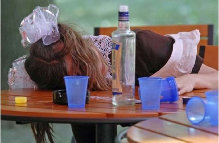 Из школы в Запорожской области госпитализировали пять девятиклассниц с алкогольным отравлением