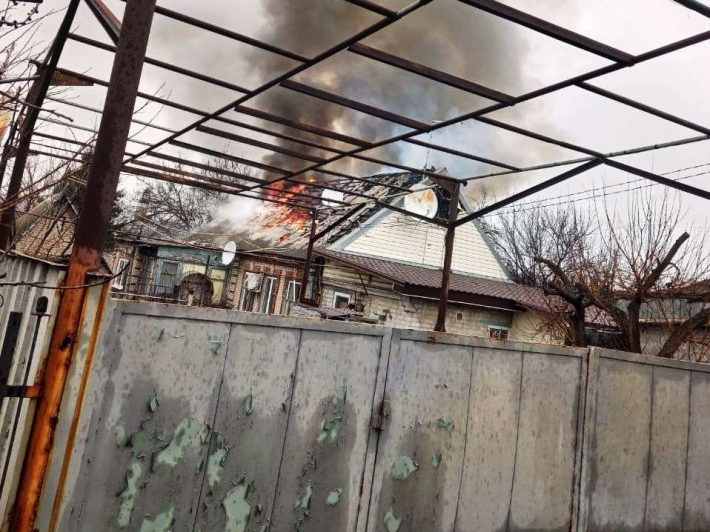 В Запорожье сгорела крыша жилого дома (фото)