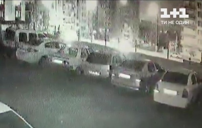 В Турции шесть машин рухнули в строительный котлован (видео)