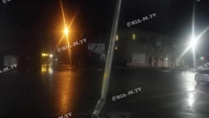 В полиции рассказали, кто в центре Мелитополя опору угробил (фото)