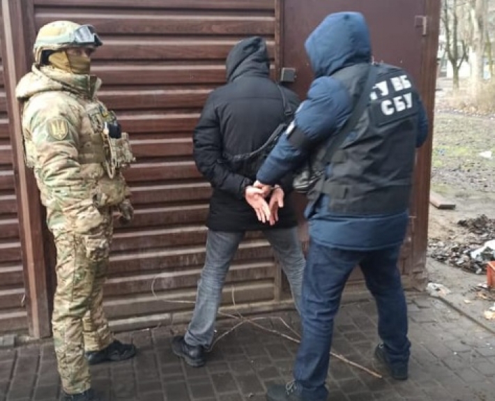 В Запорожье сотруднику СБУ пытались подбросить метамфетамин (фото)