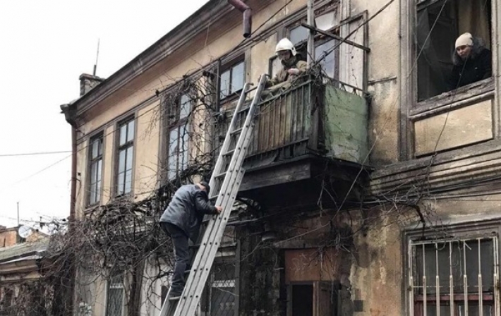 В жилом доме Одессы обрушилась лестничная клетка (фото)
