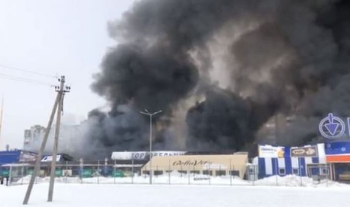 Под Николаевом вспыхнул мощный пожар в строительном гипермаркете - валит черный дым: видео
