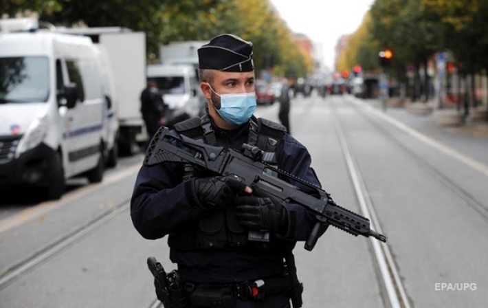 Во Франции полицейского ранили саблей