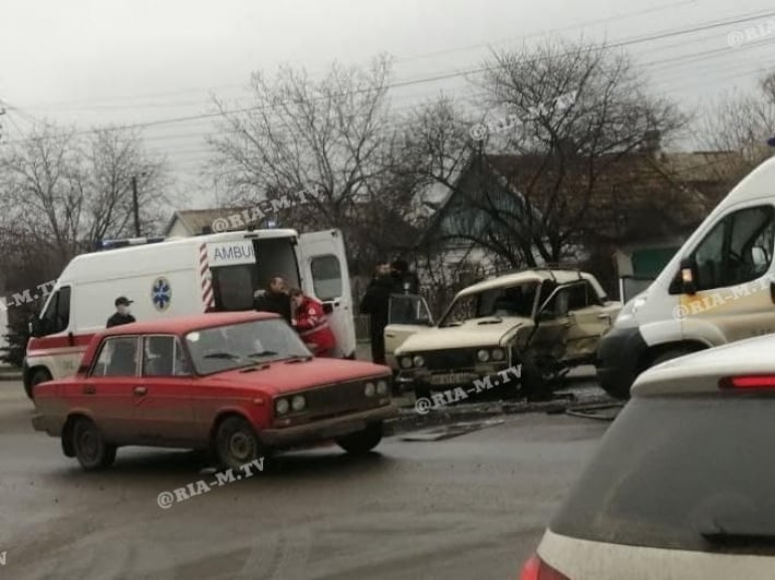 В Мелитополе перед мостом разбились два ВАЗа - водителей забрала скорая (фото, видео)