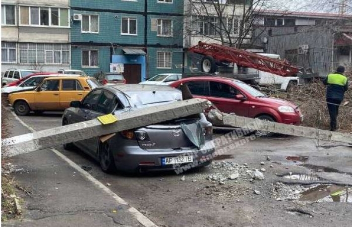 В Днепре на ж/м Победа-5 столб упал на припаркованный автомобиль Mazda: фото