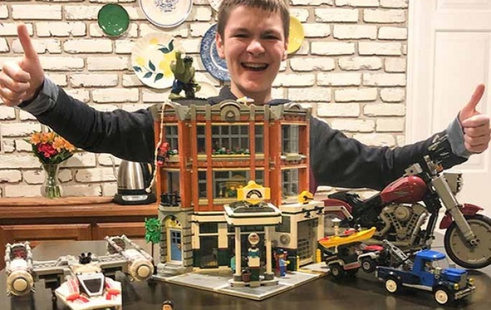 Школьник стал рекордсменом, собрав Лего из тысяч деталей (видео)