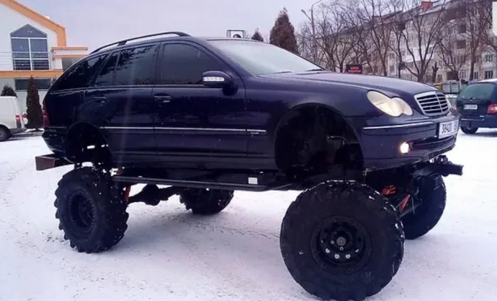 Украинец превратил Mercedes-Benz в монстр-трак - не боится никакого бездорожья: фото