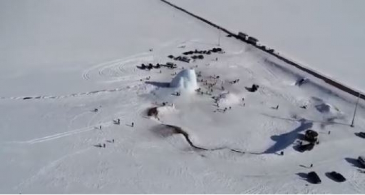 В Казахстане посреди степи образовался ледяной вулкан: появилось впечатляющее видео