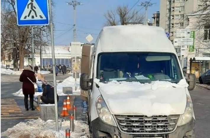 В Киеве автохам отметился феерической парковкой - могли пострадать люди: фото