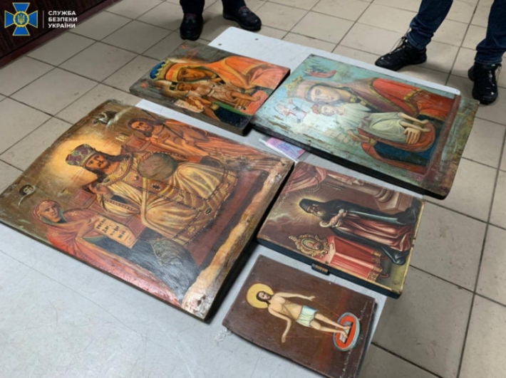 Жительница Запорожья пыталась кондрабандой вывезти в Россию пять старинных икон (фото)