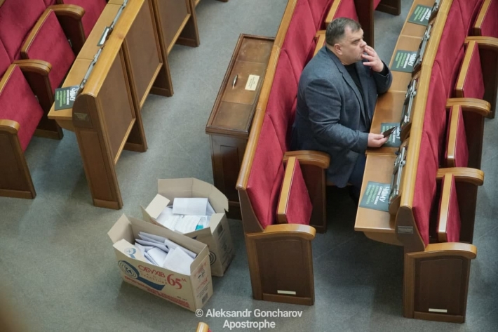 В Раде парламентские документы складывают в коробки от туалетной бумаги: эксклюзивные фото