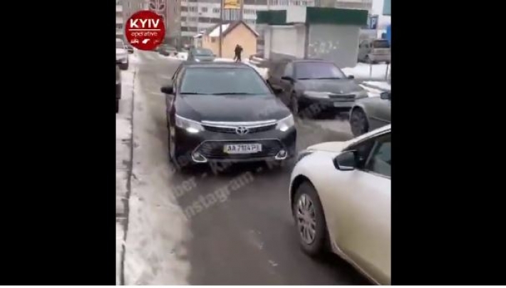 В Киеве два водителя устроили разборки на дороге и заблокировали движение: видео