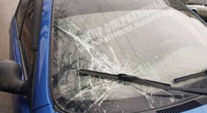 В Днепре на Титова Daewoo Lanos сбил пешехода, выбежавшего на дорогу: видео момента ДТП