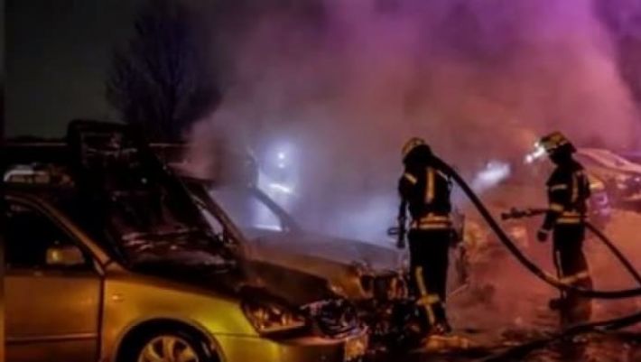 В Киеве пожар уничтожил 4 машины: подробности инцидента (видео)