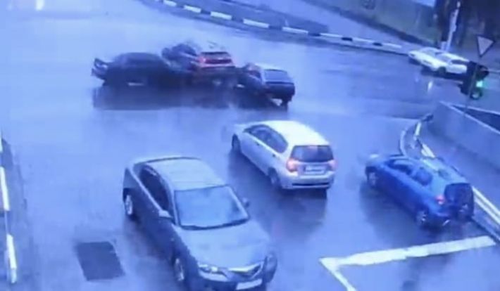 В Запорожье появилось видео ДТП, когда водитель проехал на красный (видео)