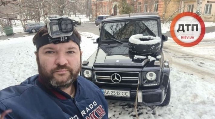 В Киеве владельца роскошного авто оригинально "наказали" за парковку на газоне