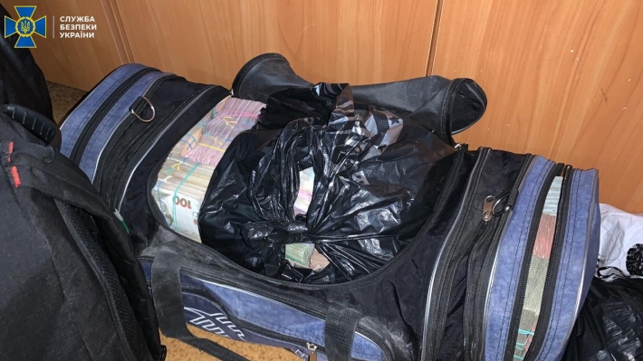 В Харькове накрыли мошенников, "отмывших" огромную сумму - деньги паковали в сумки: фото