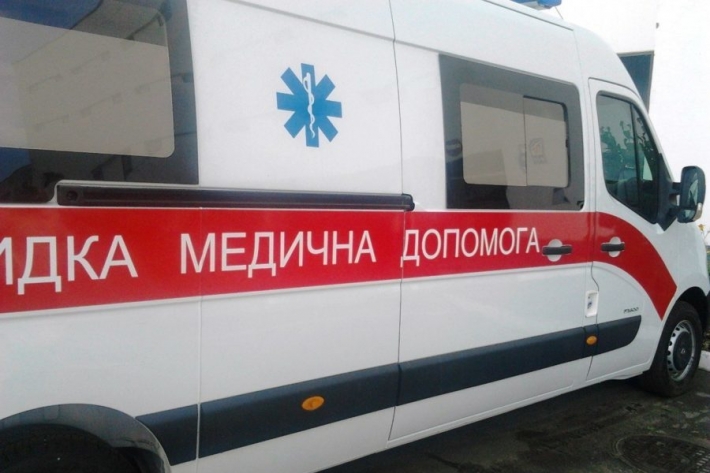 В Запорожской области легковушка влетела в столб - двое в больнице
