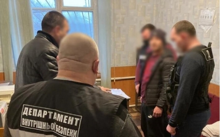 В Запорожской области пьяный избил патрульного, а потом его брат пытался 