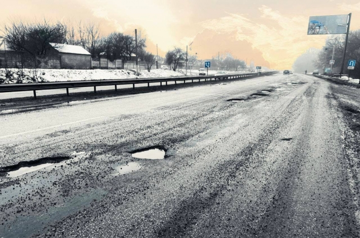 На трассе Харьков-Киев вместе со снегом сошел асфальт: водители показали печальные фото