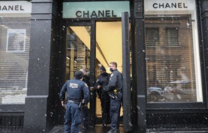 В Нью-Йорке совершен налет на магазин Chanel, похищены сумочки – момент попал на видео