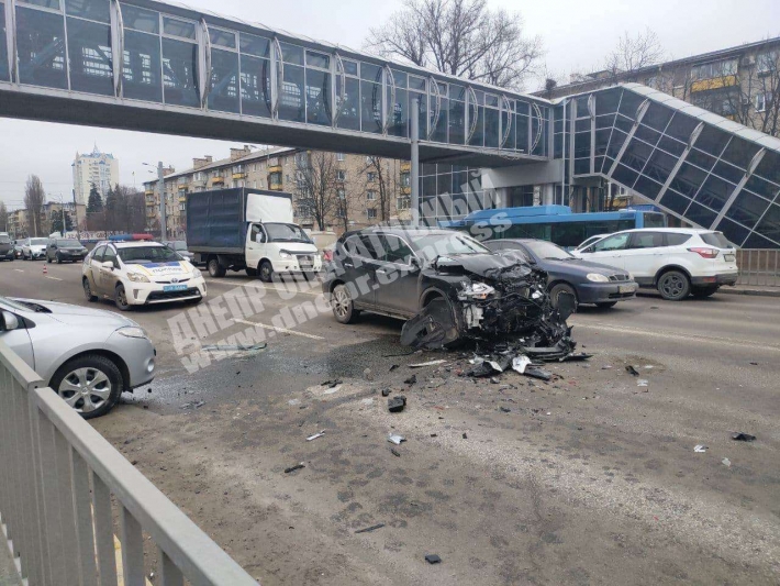 В Днепре на Слобожанском проспекте Renault врезался в Nissan: в ДТП серьезно пострадал мужчина (Видео момента)