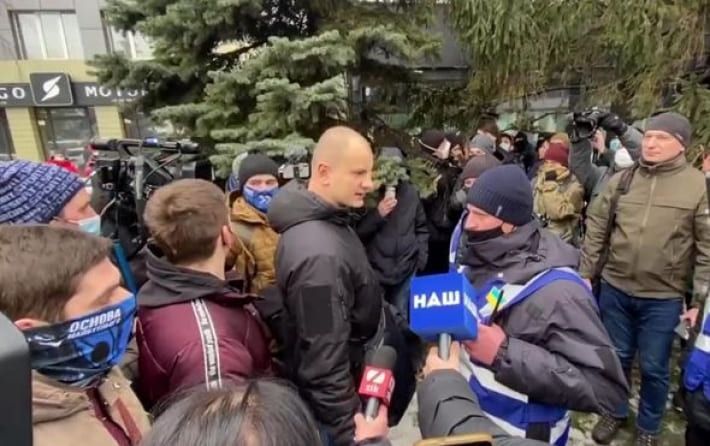 В Киеве возникли потасовки у телеканала (видео)