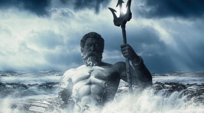 Фотограф снимал океан во время шторма и увидел в волнах лицо Посейдона