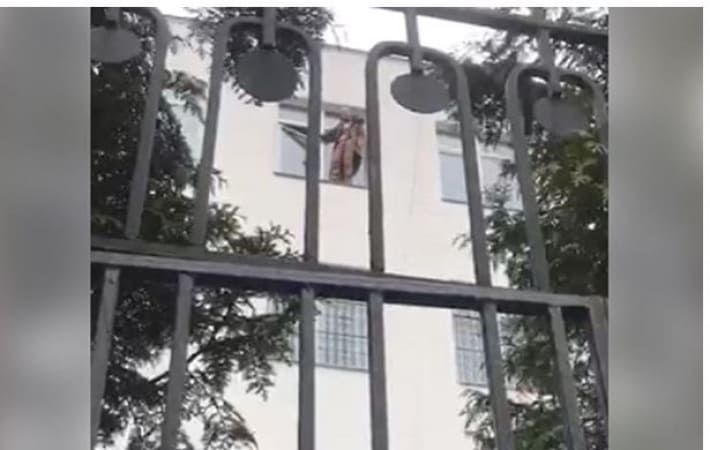 Задержанный активист угрожает выброситься из окна (видео)