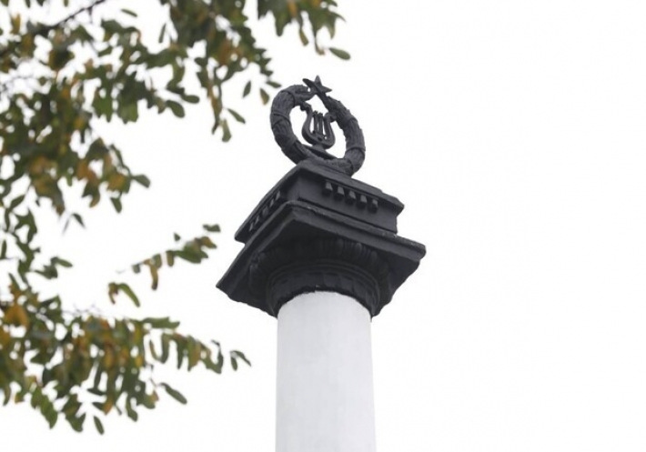В центре Запорожья просели недавно ремонтировавшиеся колонны (фото)