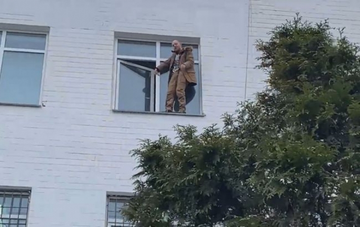 Попытка самоубийства в отделении полиции Киева: задержанный слез с окна