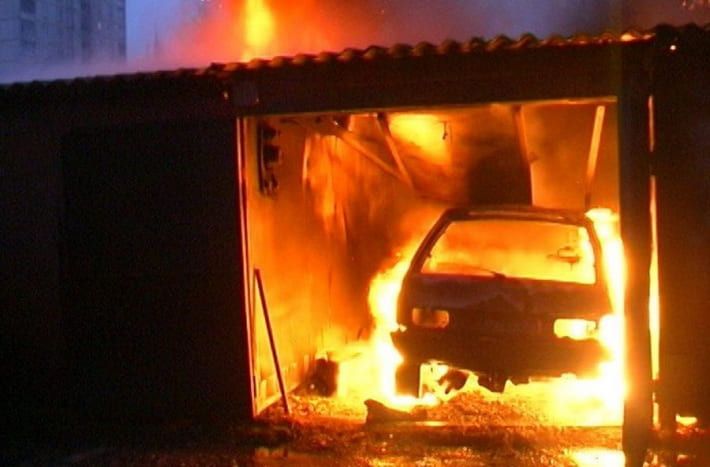 В Запорожье горел гараж с автомобилем