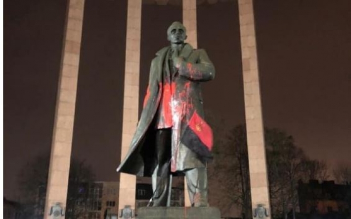 Во Львове осквернили памятник Бандере: фото и реакция сети
