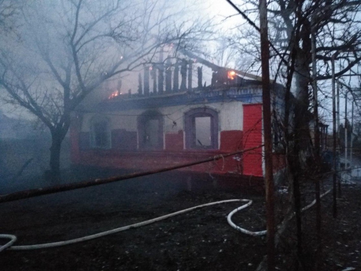 В Запорожской области в результате пожара сгорела крыша частного дома (фото)