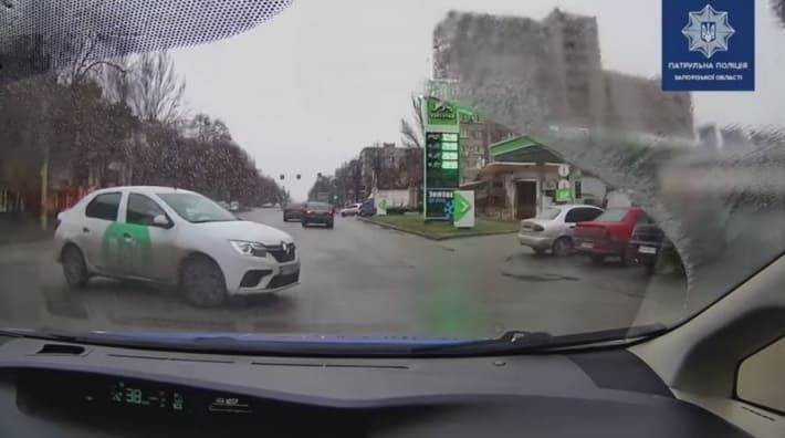 В Запорожье такси «подрезало» автомобиль патрульных