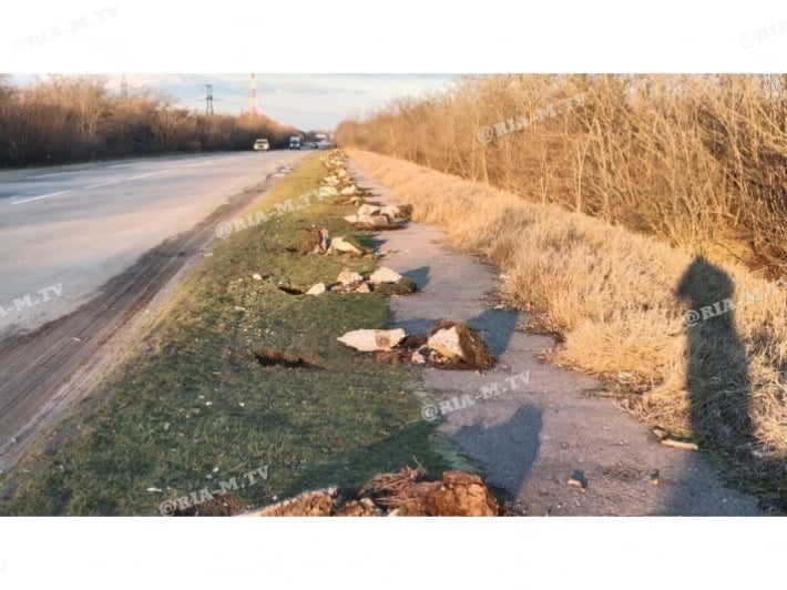 На трассе под Мелитополем исчез металлический отбойник - делом занималась полиция (фото)