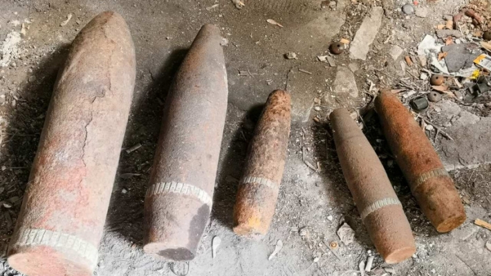В лесополосе в Запорожской области местные жители обнаружили схрон со снарядами