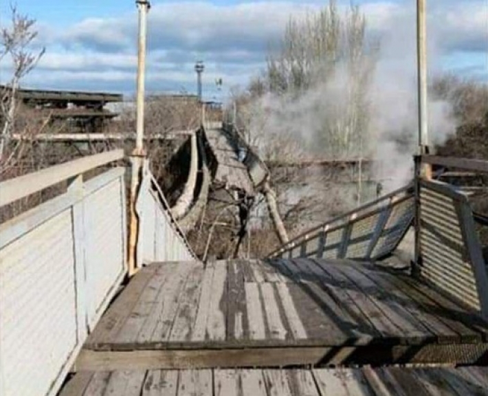 На запорожском заводе обрушился пешеходный мост (фото)