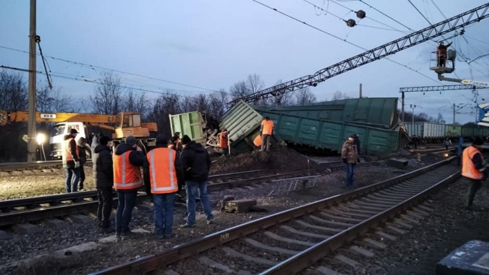Под Днепром ночью с рельсов сошел поезд: фото серьезной аварии