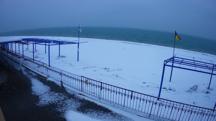 Сегодня пляжи Кирилловки засыпает снегом (фото, видео)