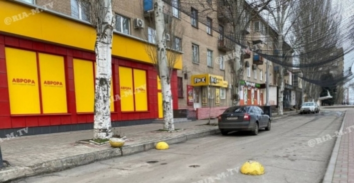 В Мелитополе процветает варварство - в центре города разворотили ограничители движения (фото)