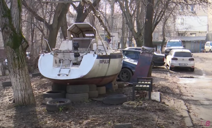 Супергерой парковки: в столице Молдовы моряк-аматор "пришвартовался" в дворе жилого дома, видео