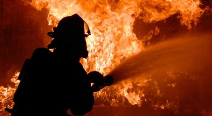 В Запорожской области пять экипажей спасателей тушили масштабный пожар на складах