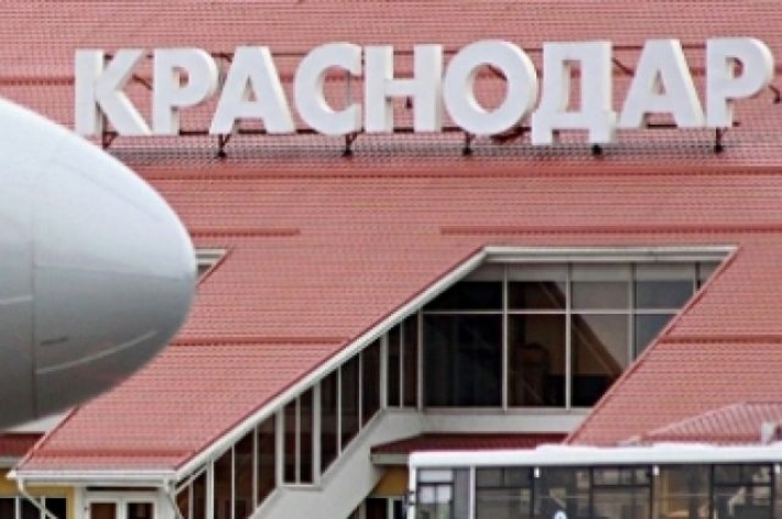 Мощный снегопад парализовал работу аэропорта в Краснодаре