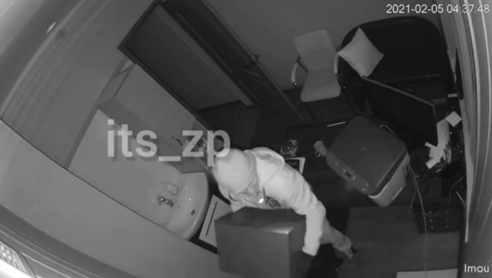 В Запорожье грабитель влез в офис и попал на камеру наблюдения (видео)