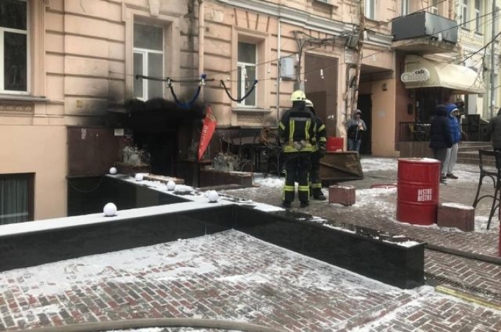 В центре Киева произошел пожар в кафе: спасатели эвакуировали пять человек