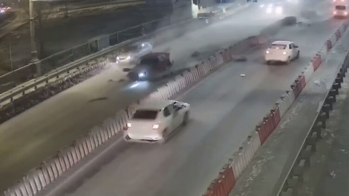 Появилось видео момента пьяного ночного ДТП на мосту Патона в Киеве с участием трёх авто