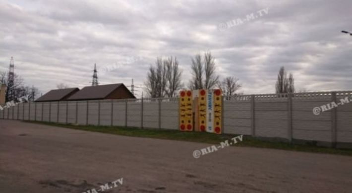 В Мелитополе возле спорткомплекса Моторного завода "выросли" деревянные срубы - что там будет (фото)