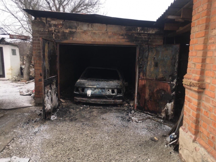 В Запорожской области из-за короткого замыкания сгорел гараж с иномаркой (фото)